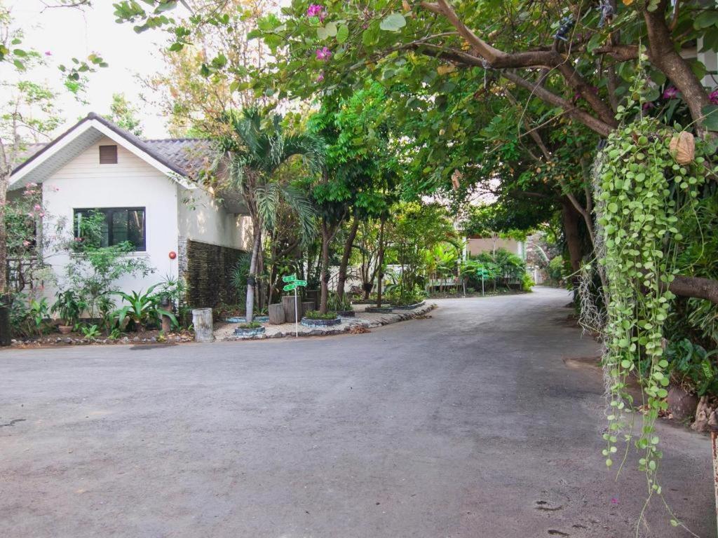 Chayada Garden House And Resort Hotel Nakhon Ratchasima Bagian luar foto