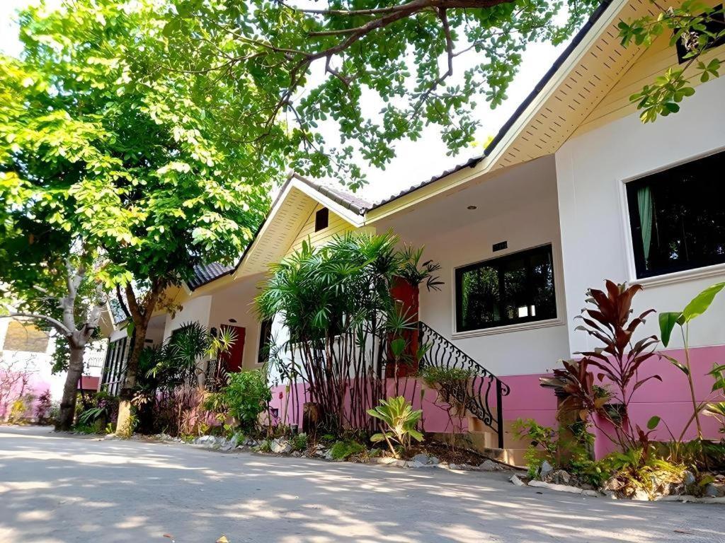 Chayada Garden House And Resort Hotel Nakhon Ratchasima Bagian luar foto